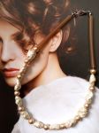 Collier réalisé avec perles de récupération, monté sur câble recouvert de bunacord
