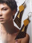 Boucles d'oreilles réalisées avec cuir et éléments de récupération, pour oreilles percées